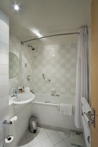 Bathroom 5, Holiday Inn GLASGOW AIRPORT by IHG, Renfrewshire