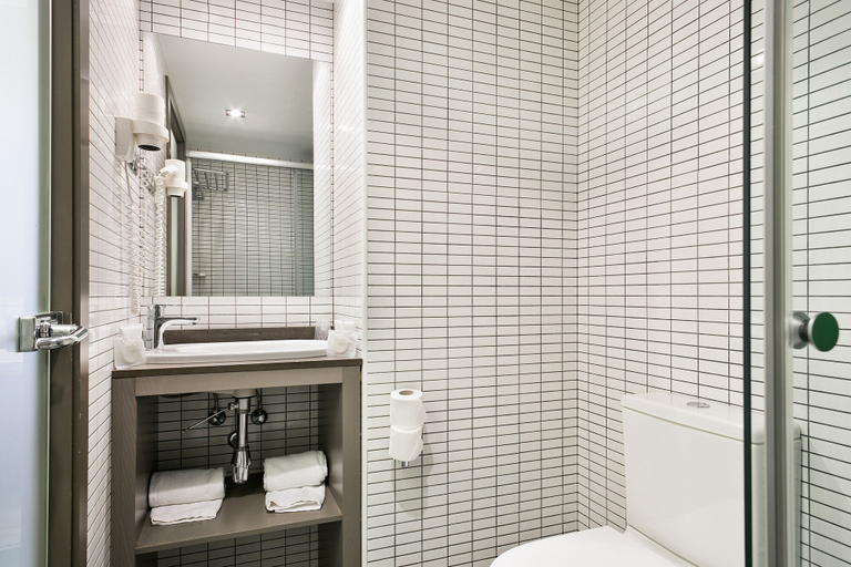 Bathroom 5, Hotel Acta Laumon, Barcelona
