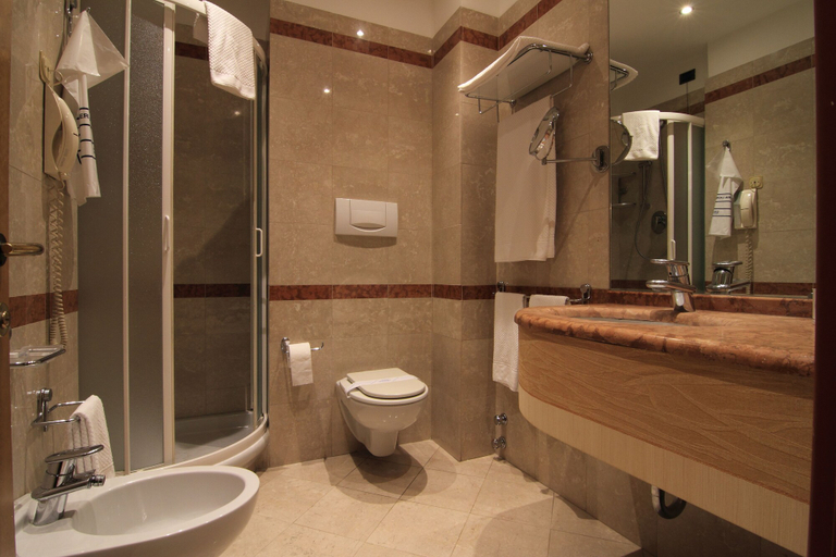 Bathroom 5, Hotel Metro, Milano