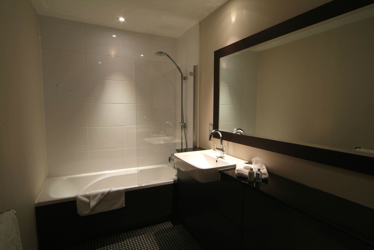 Bathroom 5, Denham Grove, Buckinghamshire
