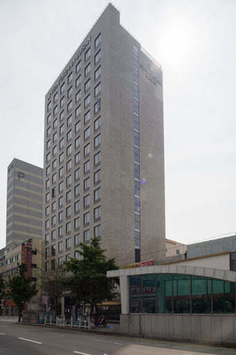 Exterior & Views 19