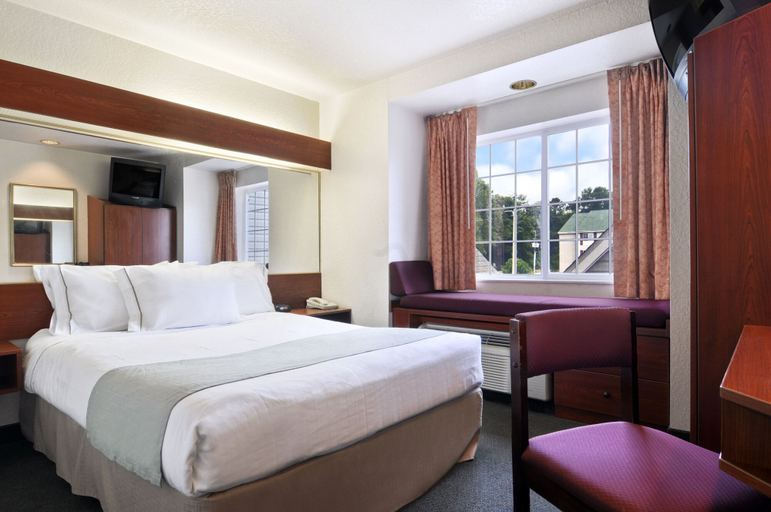 Bedroom 3, Microtel Inn & Suites by Wyndham Marianna, Jackson