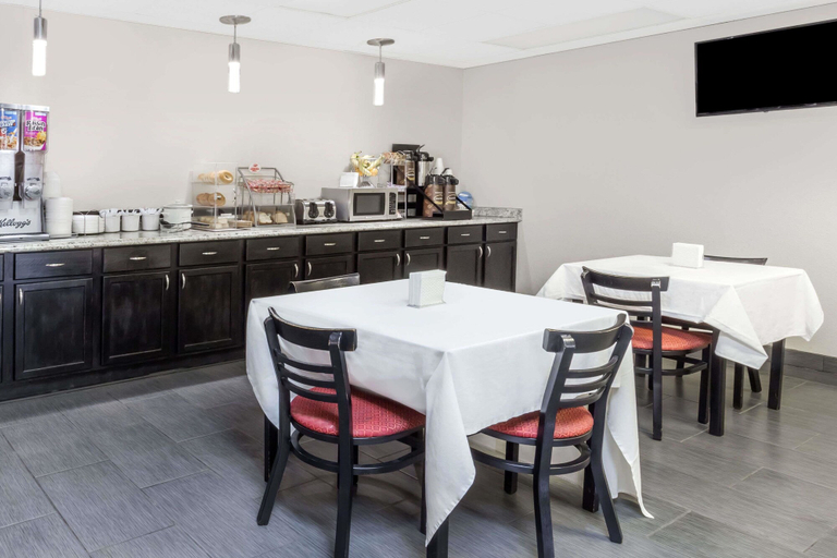 Food & Drinks 5, Super 8 by Wyndham Logansport, Cass