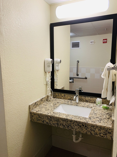 Bathroom 5, AmericInn by Wyndham Kewanee, Henry