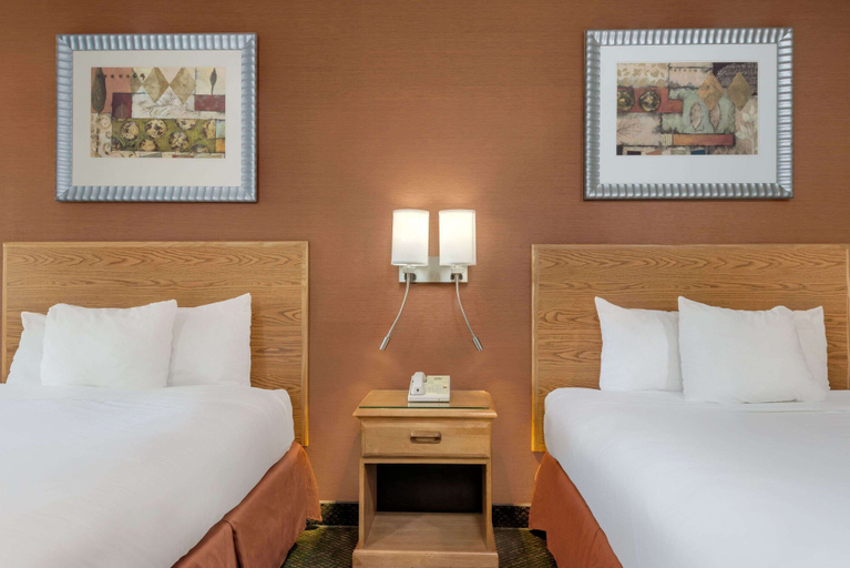 Bedroom 3, Days Inn by Wyndham Columbus Fairgrounds, Franklin