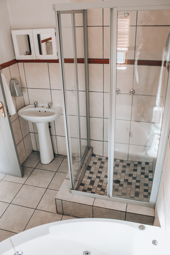 Bathroom 5, Nelspruit Lodge, Ehlanzeni