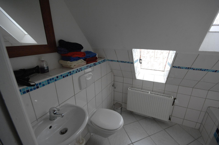 Bathroom 5, Airportgästehaus Bremen, Bremen