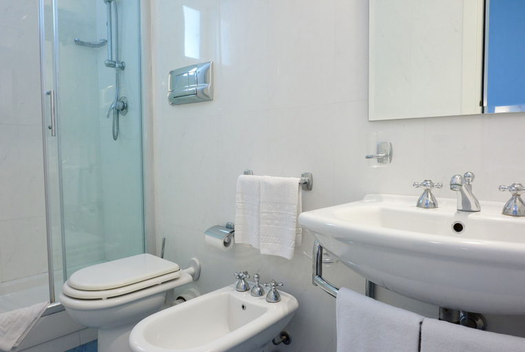 Bathroom 5, Hotel Punta Nord - Est, Trapani