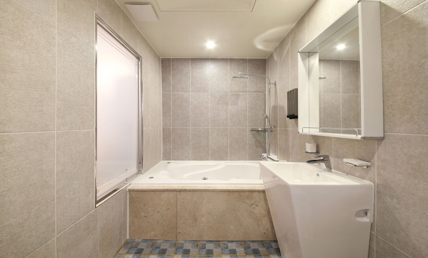 Bathroom 2, Queens Drive In, Namwon