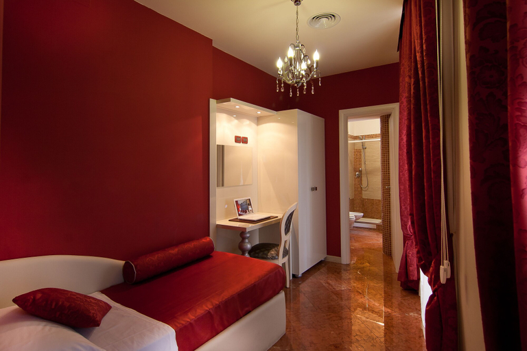 Bedroom 3, Hotel Fellini, Roma