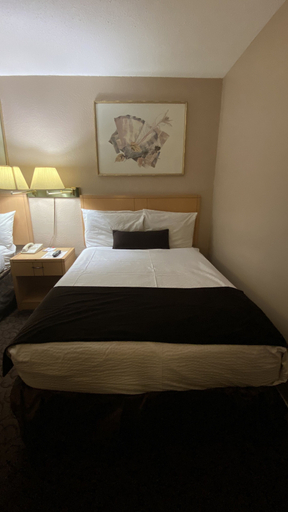 Bedroom 3, Howard Johnson by Wyndham Downtown Kamloops, Thompson-Nicola