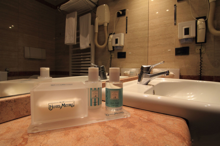 Bathroom 5, Hotel Metro, Milano