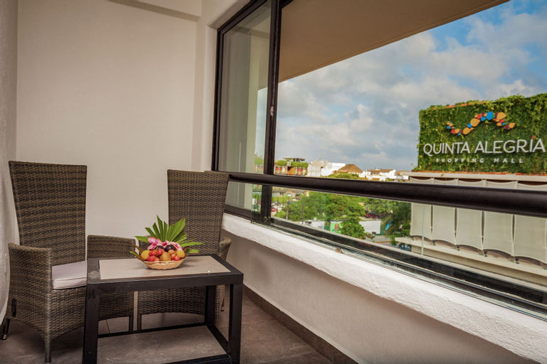 Exterior & Views 14
