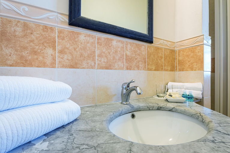 Bathroom 5, Hotel Andreaneri, Lucca