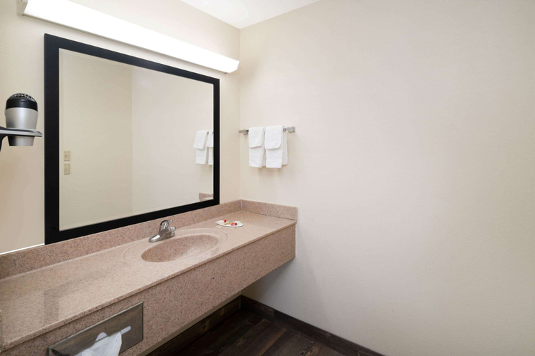 Bathroom 4, Super 8 by Wyndham Cleveland, Bradley