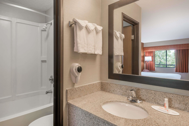 Bathroom 4, Days Inn by Wyndham Columbus Fairgrounds, Franklin