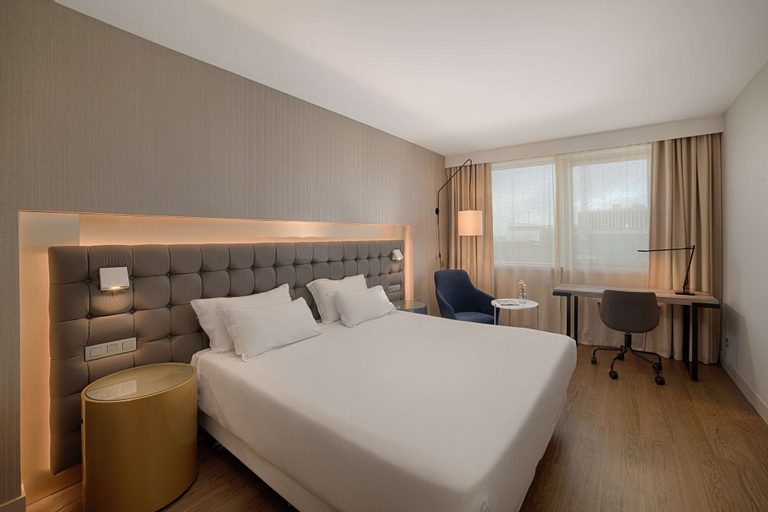 Bedroom 2, NH Lyon Airport, Rhône