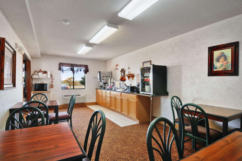 Food & Drinks 5, Super 8 by Wyndham Wakeeney, Trego