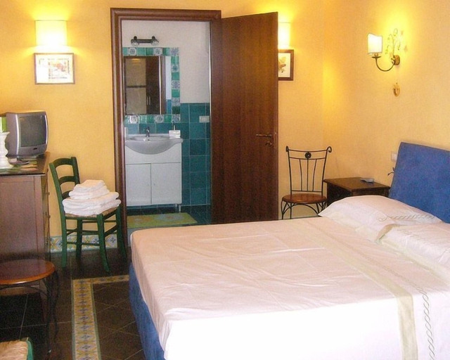 Bedroom 2, Villa Cristina, Syracuse