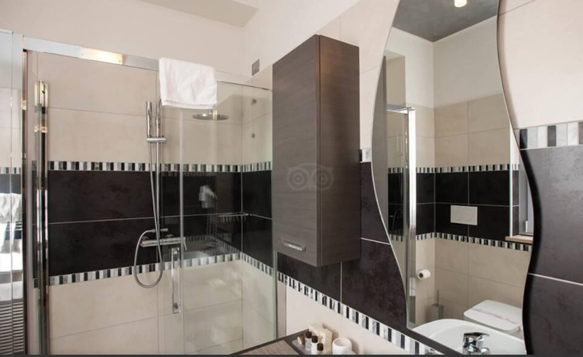 Bathroom 4, La Grotta Hotel, Verona