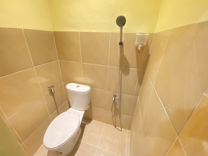 Bathroom 4, Homestay RN near Taman Bambu Runcing Polewali Mitra RedDoorz, Polewali Mandar