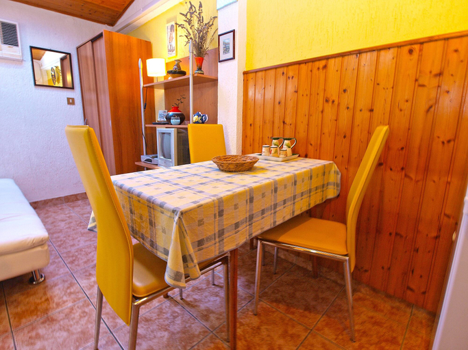 Food & Drinks, Apartment 875, Fažana