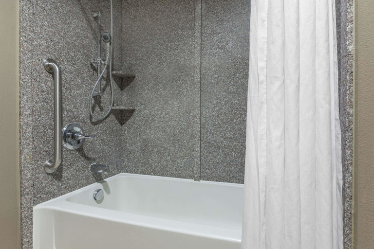 Bathroom 4, Days Inn by Wyndham Dilley, Frio