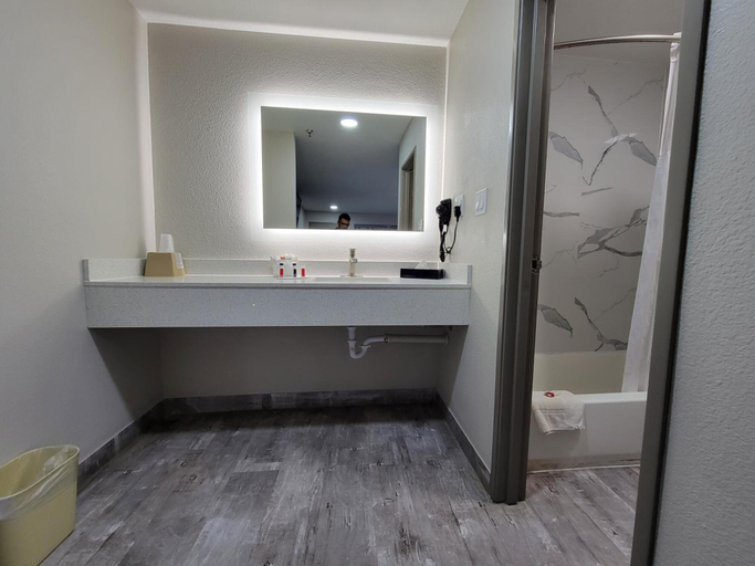 Bathroom 5, Days Inn by Wyndham Ruidoso Downs, Lincoln