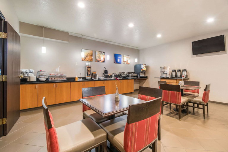 Food & Drinks 5, Comfort Inn Newport, Lincoln