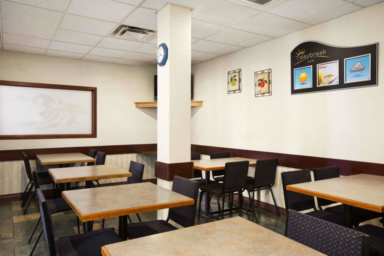 Food & Drinks 5, Days Inn by Wyndham Hinton, Division No. 14
