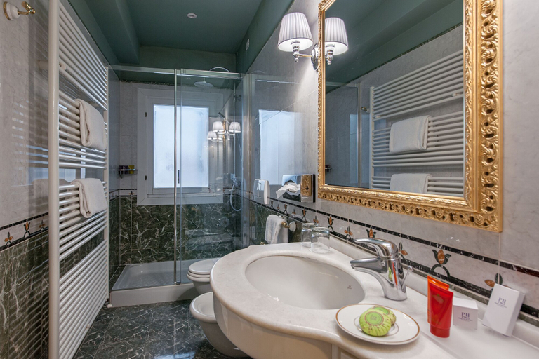 Bathroom 5, Hotel Al Ponte Antico, Venezia