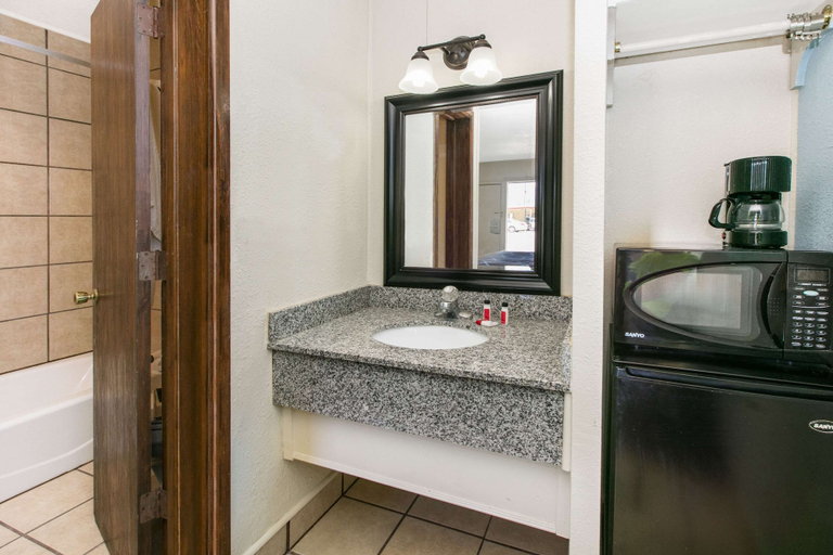 Bathroom 3, Super 8 by Wyndham Lubbock Civic Center North, Lubbock