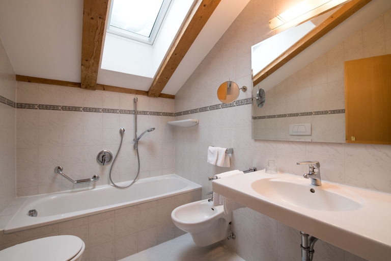 Bathroom 3, La Tambra B&B Residence - central with Restaurant, Bolzano