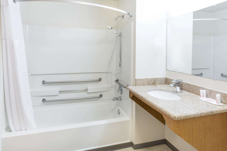 Bathroom 4, Super 8 by Wyndham Bend, Deschutes