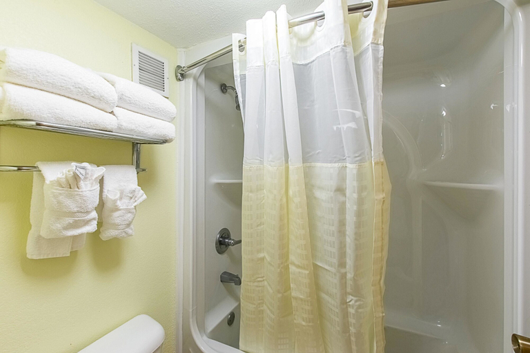 Bathroom 4, Clarion Inn Columbia Airport, Lexington