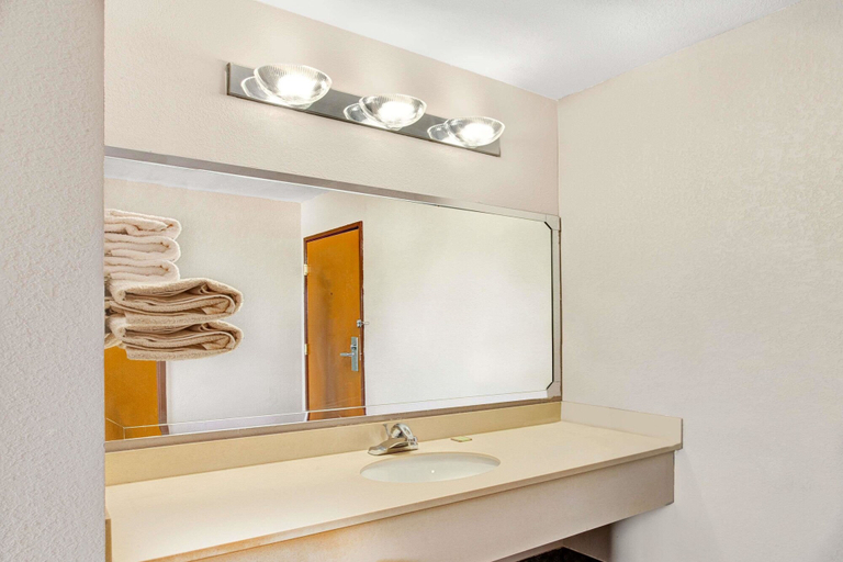 Bathroom 4, Super 8 by Wyndham West Memphis, Crittenden