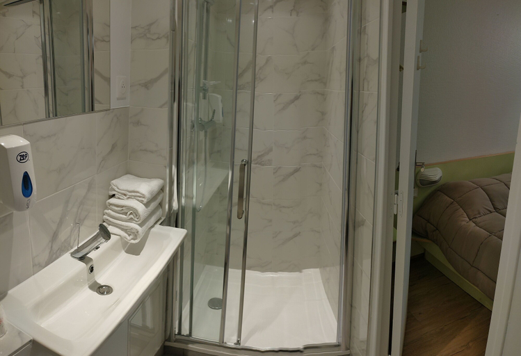 Bathroom 3, Fasthotel Well Inn Macon Sud - un hôtel FH Confort, Saône-et-Loire