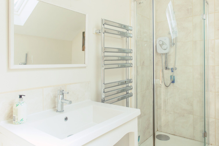 Bathroom 4, Pleasant 2-Storey City Apartment, Edinburgh