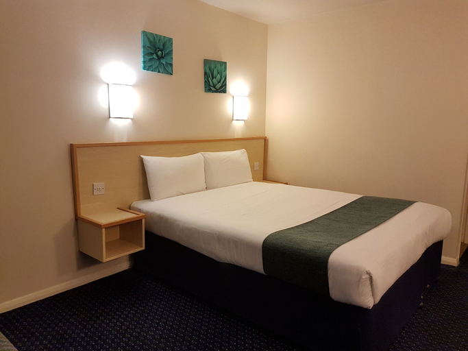 Bedroom 3, Days Inn by Wyndham Sutton Scotney North, Hampshire