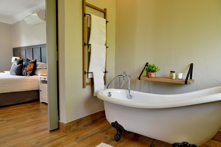 Bathroom 4, Thanda Manzi Country Hotel, City of Tshwane