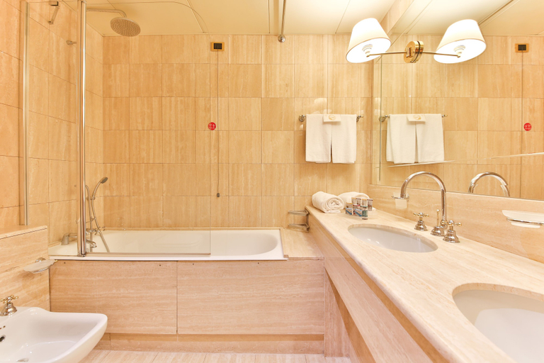Bathroom 5, Hotel Leon d'Oro, Verona
