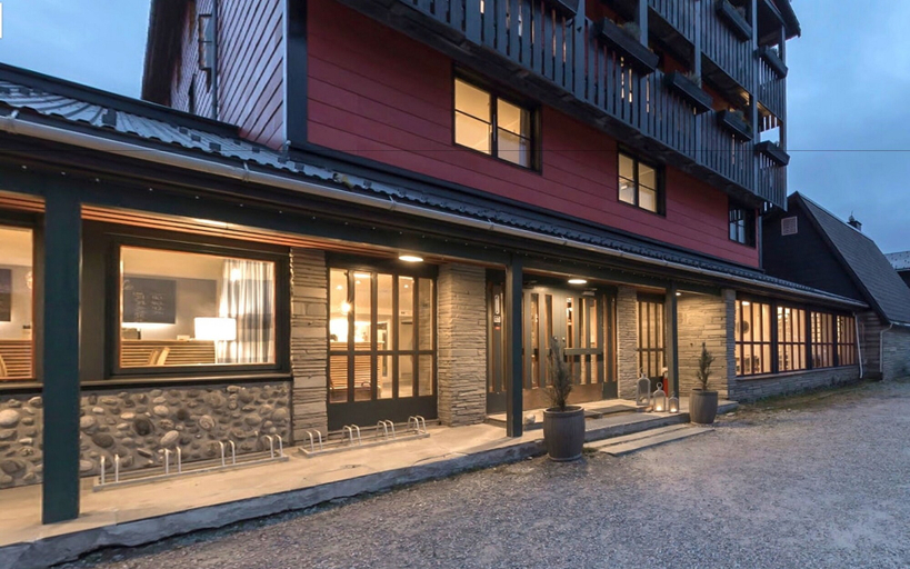 Exterior & Views