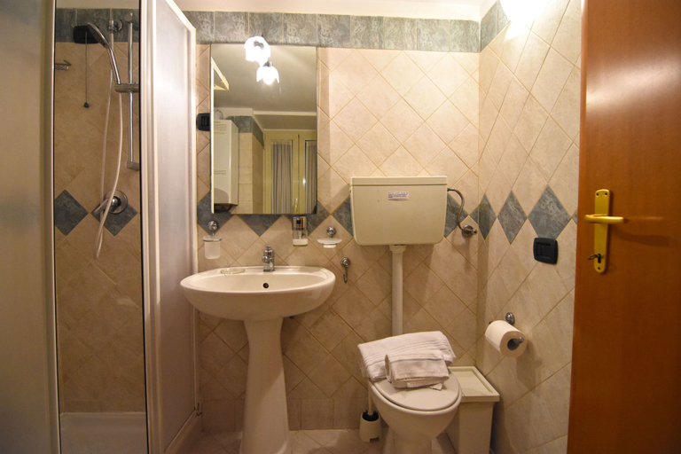 Bathroom 4, Case Così Chiaia, Napoli
