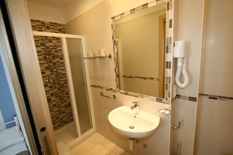 Bathroom 4, Hotel Kim, Rimini