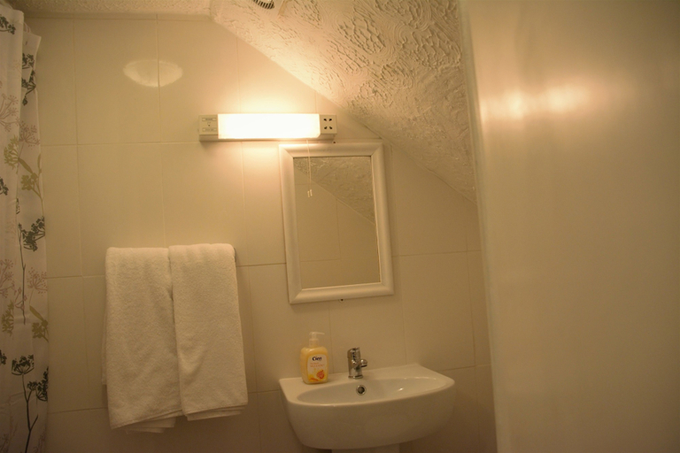Bathroom 3, Crown Lodge Guest House, Reading