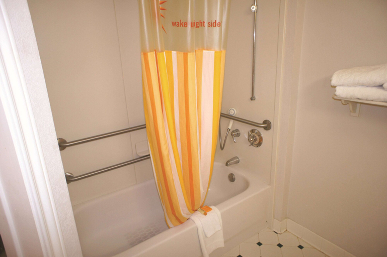 Bathroom 4, La Quinta Inn & Suites by Wyndham Winston-Salem, Forsyth