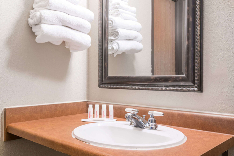 Bathroom 5, Knights Inn Litchfield, Meeker