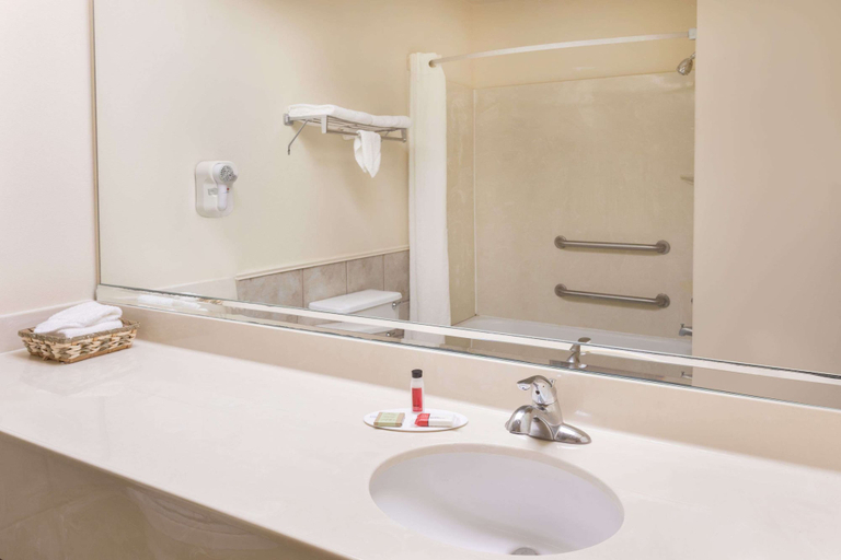Bathroom 4, Super 8 by Wyndham Duson Lafayette West Area, Acadia