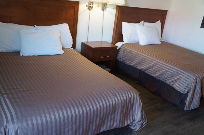 Bedroom 2, Westward Inn & Suites, Greater Vancouver