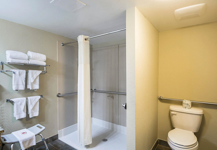 Bathroom 4, Quality Inn & Suites Hagerstown, Washington